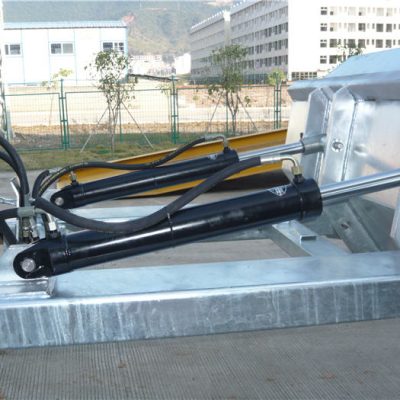 Лесен за използване механизъм за позитивно заключване. Предпазната верига закрепва бункера към манипулацията на превозното средство. Заварените шевове предотвратяват изтичане. Изключително дълбоки отвори за вилици. 2 "оформени горни устни. Високо видимо синьо емайлово покритие